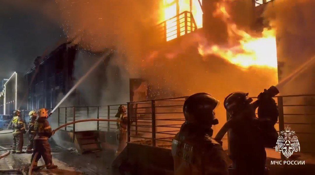 В Иркутске горит кровля парка отеля Байкал Аляска на улице Старокузьмихинской Площадь возгорания 500 кв м сообщает ГУ МЧС региона Из здания самостоятельно эвакуировались 20 человек На месте работают 27 спасателей и семь единиц техники Прокуратура проводит проверку  Подписывайтесь на Ъ Сибирь