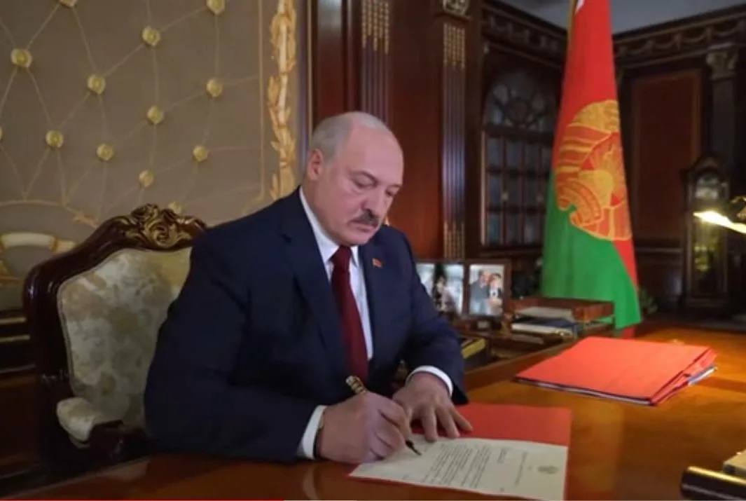 Президент Беларуси Александр Лукашенко 10 ноября подписал Указ 392 О совершенствовании порядка продажи сельскохозяйственными организациями жилых помещений Документ направлен на активизацию работы по вовлечению в хозяйственный оборот пустующих незаселенных жилых домов сельскохозяйственных организаций в том числе построенных с государственной поддержкой Сельскохозяйственным организациям собственникам пустующего жилья при продаже его на аукционе будет разрешено снижать начальную цену жилых помещений при проведении повторных торгов на 50 следующих на 80 сейчас каждый последующий аукцион цена снижается на 10 от начальной