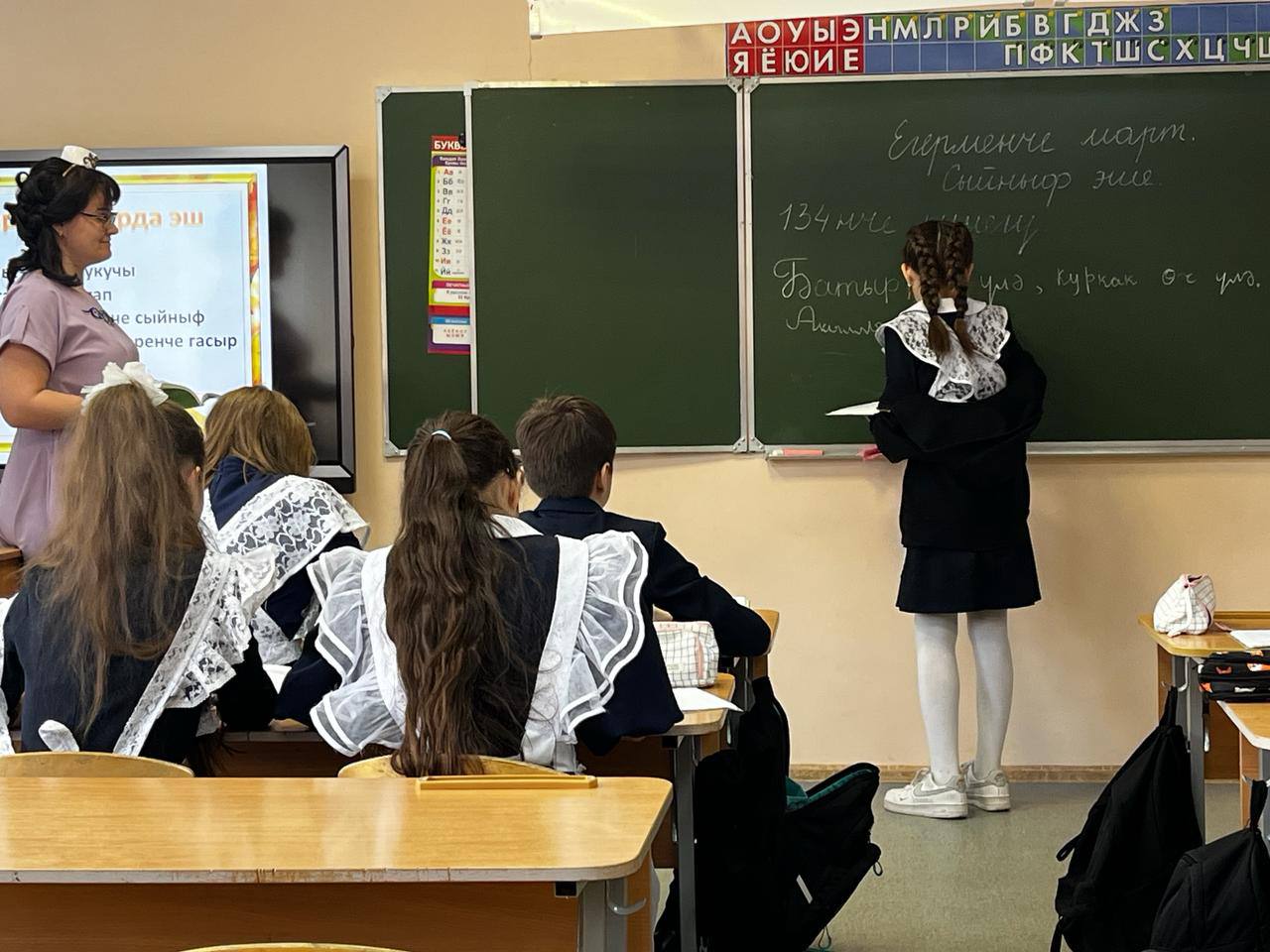 В Госсовете Татарстана вступились за родные языки в школах Речь идет о приказе Минпросвещения РФ, согласно которому предмет «Родной язык» в школах будет переименован в «Язык народа РФ». Как отметил депутат и гендиректор телерадиокомпании «Новый век» Ильшат Аминов, дело «пошло дальше» и в итоге национальные языки в школах будут преподаваться в младших классах всего один час в неделю вместо двух как сейчас. Абсолютно безосновательно обществу навязывается противопоставление русского и других языков. Мы считаем и русский, и татарский родными языками. И другие языки народов РФ, — сказал Аминов. Он возмущен тем, что подобные решения принимаются «келейно, тайно, без широкого обсуждения» и предложил взять вопрос сохранения языков на контроль депутатов, не исключая возможности обращения в Конституционный суд РФ. Что об этом думают другие депутаты Госсовета и его спикер Фарид Мухаметшин — в материале KazanFirst. KazanFirst в бот
