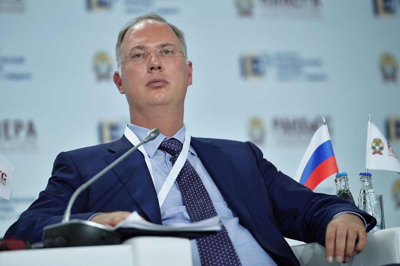 РФПИ заключил соглашение на полях ПМЭФ о строительстве первого в истории Якутии моста через реку Лена. Об этом заявил гендиректор фонда Кирилл Дмитриев. Он отметил, что данный проект станет важнейшим инфраструктурным шагом для Якутии. Мост обеспечит круглогодичное сухопутное сообщение между восточной и западной частью республики – это напрямую затронет интересы более 70% населения региона. По словам Дмитриева, проект по строительству моста через Лену - это вклад в устойчивое развитие Дальнего Востока и повышение качества жизни его жителей.
