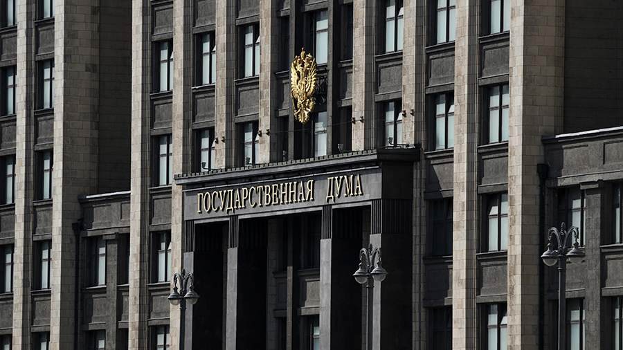 ПОВЫШЕНИЕ ЭФФЕКТИВНОСТИ В ГОСДУМЕ ХОТЯТ РАЗРЕШИТЬ ДОСТАВКУ ПЕНСИЙ НЕ ТОЛЬКО «ПОЧТОЙ РОССИИ» В Госдуме хотят разрешить доставку пенсий другим компаниям, кроме «Почты России». Такое предложение содержится в рекомендациях правительству комитета Госдумы по защите конкуренции по итогам аудита организации, проведенного Счетной палатой с 2020 по 2024 год и истекшем периоде 2025 года. В документе депутаты предлагают повысить эффективность доставки пенсий, которые в настоящее время россияне могут получать с задержкой. В связи с этим депутаты считают необходимым, чтобы Минцифры совместно с Минтрудом проработали вопрос об установлении в законе возможности доставки страховых пенсий иными кроме как организациями федеральной почтовой связи организациями. Фото: ИЗВЕСТИЯ/Дмитрий Коротаев #аврорамедиа_россия Telegram-экосистема АВРОРА МЕДИА МЕДИА НОВОСТИ РЕГИОН ЛАЙФ СПОРТ ГЕРЛЗ ХАЙТЕК ПЕРСОНЫ ИНСАЙД КРИМИНАЛ МОЛОДОСТЬ LIVE АВРОРА МЕДИА YOUTUBE RUTUBE