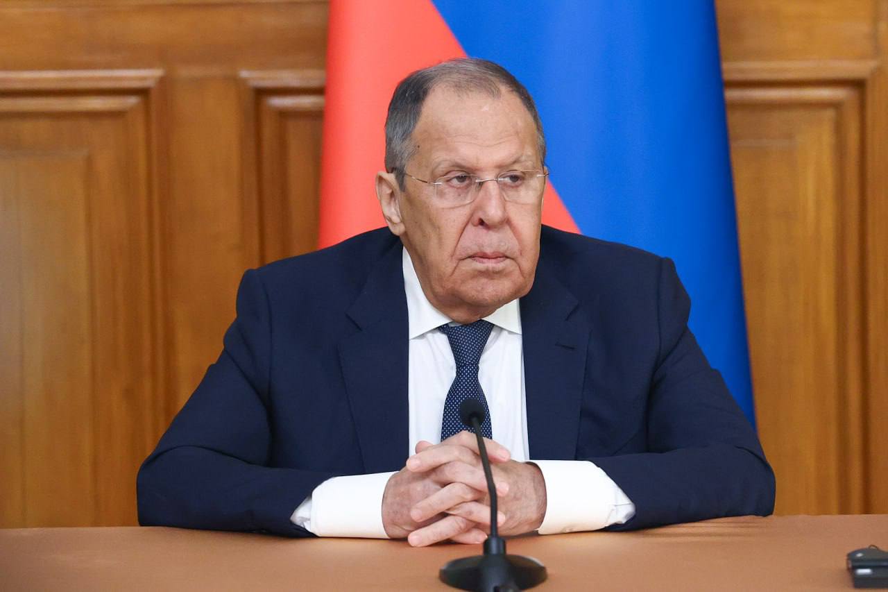 Из ответов на вопросы СМИ Министра иностранных дел Российской Федерации С В Лаврова в ходе совместной пресс конференции с Министром иностранных дел Индии С Джайшанкаром Москва 21 августа 2025 года Читать выступление Основные тезисы Вслед за саммитом России и США на Аляске где был достигнут существенный прогресс продвижения по пути определения контуров и конкретных параметров урегулирования европейские страны поехали в Вашингтон и попытались продвигать свою повестку дня нацеленную на то чтобы гарантии безопасности строились по логике изоляции России чтобы продолжать агрессивную конфронтационную политику сдерживания Российской Федерации Это не может вызывать у нас каких либо чувств кроме полного отторжения Россия всегда была за честный разговор и за те принципы гарантий безопасности которые были согласованы по инициативе украинской делегации в Стамбуле в апреле 2022 года Они нами были поддержаны тогда поддерживаются и сегодня потому что они основаны на принципах коллективного обеспечения безопасности и неделимости безопасности Всё иное одностороннее это абсолютно бесперспективные затеи Как сейчас свидетельствуют дискуссии Запада с украинской стороной все эти замыслы связаны с предоставлением гарантий путём иностранной военной интервенции на какую то часть украинской территории Что касается мотивов которыми руководствуется коалиция желающих Вижу много признаков того что эта активность нацелена именно на то чтобы подорвать тот прогресс который стал чётко вырисовываться по итогам саммита на Аляске Их цель перебить повестку дня которая ориентируется на устранение первопричин и достижение тем самым устойчивого урегулирования всё перевести в плоскость обеспечения гарантий безопасности Украины без участия Российской Федерации и вообще путём игнорирования российских интересов Что касается встречи о которой говорит Зеленский вспомните что он же долго заявлял что он никогда не будет с Президентом России В В Путиным вести переговоры Он до сих пор не отменил свой указ трехлетней давности которым прямо запрещается вести переговоры с В В Путиным Запад который всех учит как надо обеспечивать права человека в соответствии с различными неолиберальными доктринами обсуждая Украину за все эти годы ни разу не произнёс словосочетания права человека Это означает что Запад доволен тем как украинский режим истребляет русский язык во всех сферах образовании культуре СМИ запрещает каноническую УПЦ воспевает и превозносит бандеровцев и прочих коллаборационистов осужденных Нюрнбергским трибуналом Такой режим Запад устраивает Украина сначала хочет получить от Запада гарантии сохранения на части территории бывшей Украинской ССР нынешнего режима который имеет откровенно неонацистский русофобский агрессивный характер грубейшим образом нарушает принципы обеспечения прав человека закреплённые в Уставе ООН Такую Украину Европа хочет взять под свои гарантии безопасности Это настолько всем становится очевидно что я надеюсь эта авантюра провалится и мы продолжим следовать курсом чётко согласованным Президентом России В В Путиным и Президентом США Д Трампом в ходе их встречи на Аляске и в ходе последующих телефонных контактов