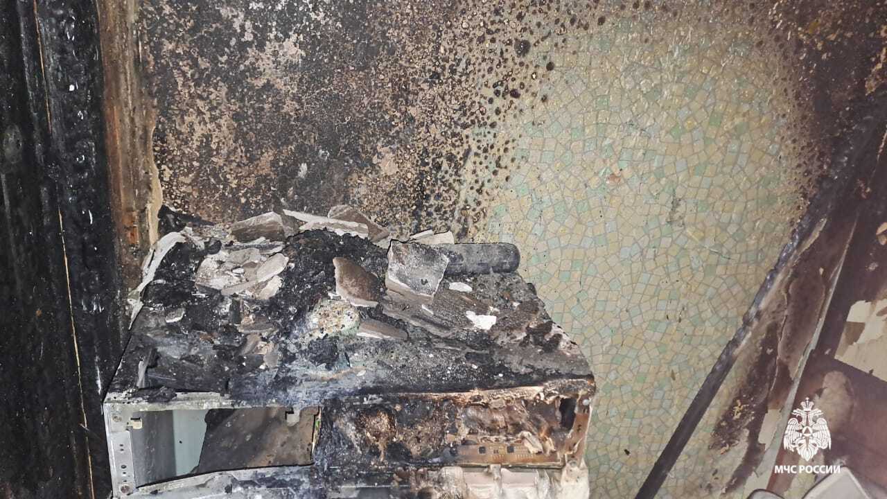 Короткое замыкание стало причиной пожара и гибели человека в Хабаровском крае В результате пожара в поселке Заветы Ильича Советско Гаванского района погиб человек Сообщение о возгорании в жилом многоэтажном доме на Приморском бульваре поступило вчера вечером В результате пожара в ванной комнате была уничтожена стиральная машинка домашние вещи обгорели стены и потолок На месте происшествия обнаружен 59 летний мужчина без признаков жизни Одна из предполагаемых причин случившегося короткое замыкание электропроводки Фото ГУ МЧС России по Хабаровскому краю   AmurMedia Прислать новость