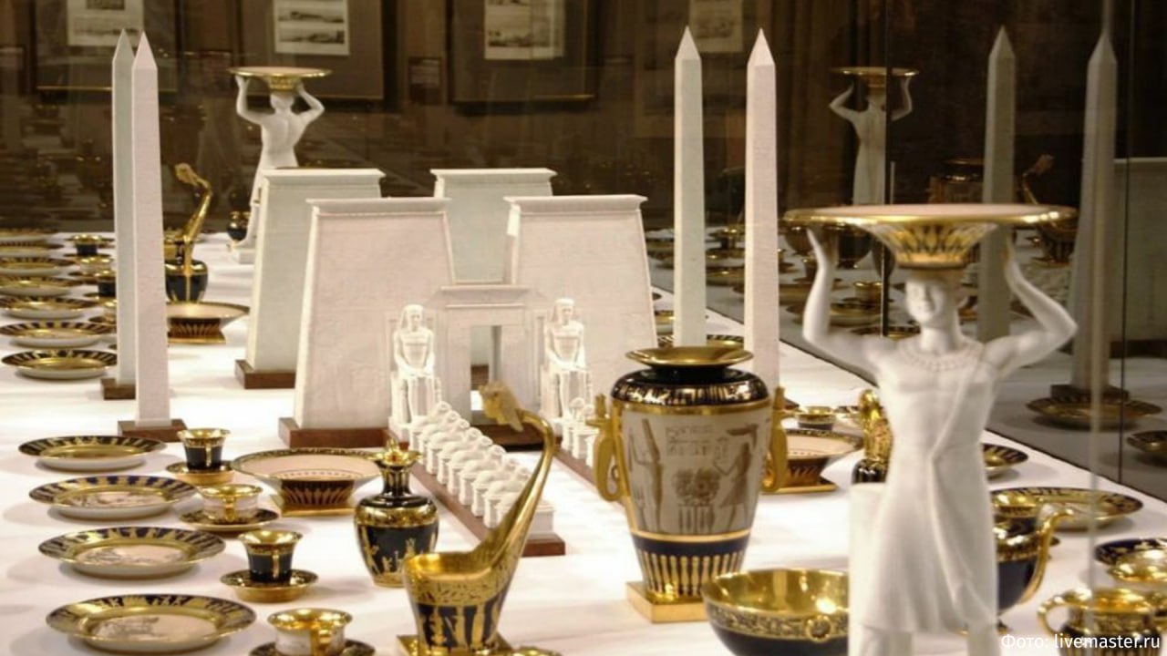 Сотрудник Елисейского дворца увлечённый коллекционированием в течение двух лет выносил фарфоровые изделия из парижской резиденции президента Франции Об этом сообщает издание Le Figaro По информации газеты мужчина похитил порядка ста предметов тарелки чашки и другие элементы сервиза которые использовались во время государственных приёмов и официальных мероприятий Часть из украденных вещей относится к объектам культурного наследия Франции Отмечается что в служебные обязанности сотрудника входили сервировка столов а также контроль и учёт посуды Как уточняет Le Figaro похищенные предметы он передавал коллекционеру фарфора по имени Жислен М который проживает в Версале и работал смотрителем одного из залов Лувра Отсутствие экспонатов оставалось незамеченным на протяжении двух лет и было обнаружено лишь после того как масштабы пропажи стали очевидными Кроме того сотрудник занимался подделкой инвентаризационных документов Суд постановил обязать обоих мужчин вернуть похищенные предметы и поместил их под судебный контроль Коллекционеру запретили продолжать работу в Лувре а метрдотель был вынужден покинуть должность в Елисейском дворце РЕН ТВ в Telegram в MAX