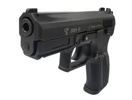 Ночная пьянка в центре Улан Удэ закончилась стрельбой Рождественская ночь в одном из ресто клубов в центре Улан Удэ прошла с эффектами Около часа ночи двое пьяных посетителей сначала выясняли отношения на словах а потом один из них решил ускорить аргументацию Мужчина достал травматический пистолет и несколько раз выстрелил в оппонента Пострадавшего увезли в больницу Охрана заведения вызвала полицию Стрелка задержали на месте Как выяснилось это мужчина 1984 года рождения ранее судимый за имущественные преступления Сейчас полиция устанавливает все обстоятельства произошедшего Проводится проверка Праздник алкоголь и оружие классический рецепт проблем Источник Полиция Бурятии Канал Макс