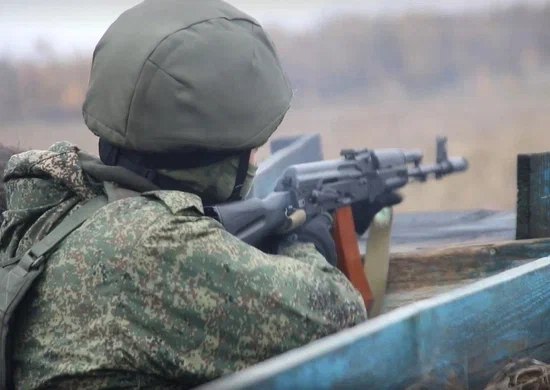 Украинского журналиста Дениса Бигуса мобилизовали Военкомат в Виннице направил в ряды ВСУ Дениса Бигуса главу расследовательского медиапроекта Bihus Info Об этом вчера сообщил сам журналист он записал видеоролик на украинском языке и разместил его на YouTube канале своего издания Проект Бигуса занимается коррупционными расследованиями При этом журналист подчеркнул работа Bihus Info продолжится даже если он лично не сможет участвовать в редакционных процессах В конце мая команда издания опубликовала материал в котором утверждалось что близкое окружение президента Владимира Зеленского участвует в коррупционных схемах связанных со строительством фортификационных сооружений в прифронтовых регионах Украины Денису Бигусу 39 лет Он является одним из наиболее известных журналистов расследователей на Украине YouTube канал Bihus Info насчитывает более миллиона подписчиков Фото Минобороны РФ