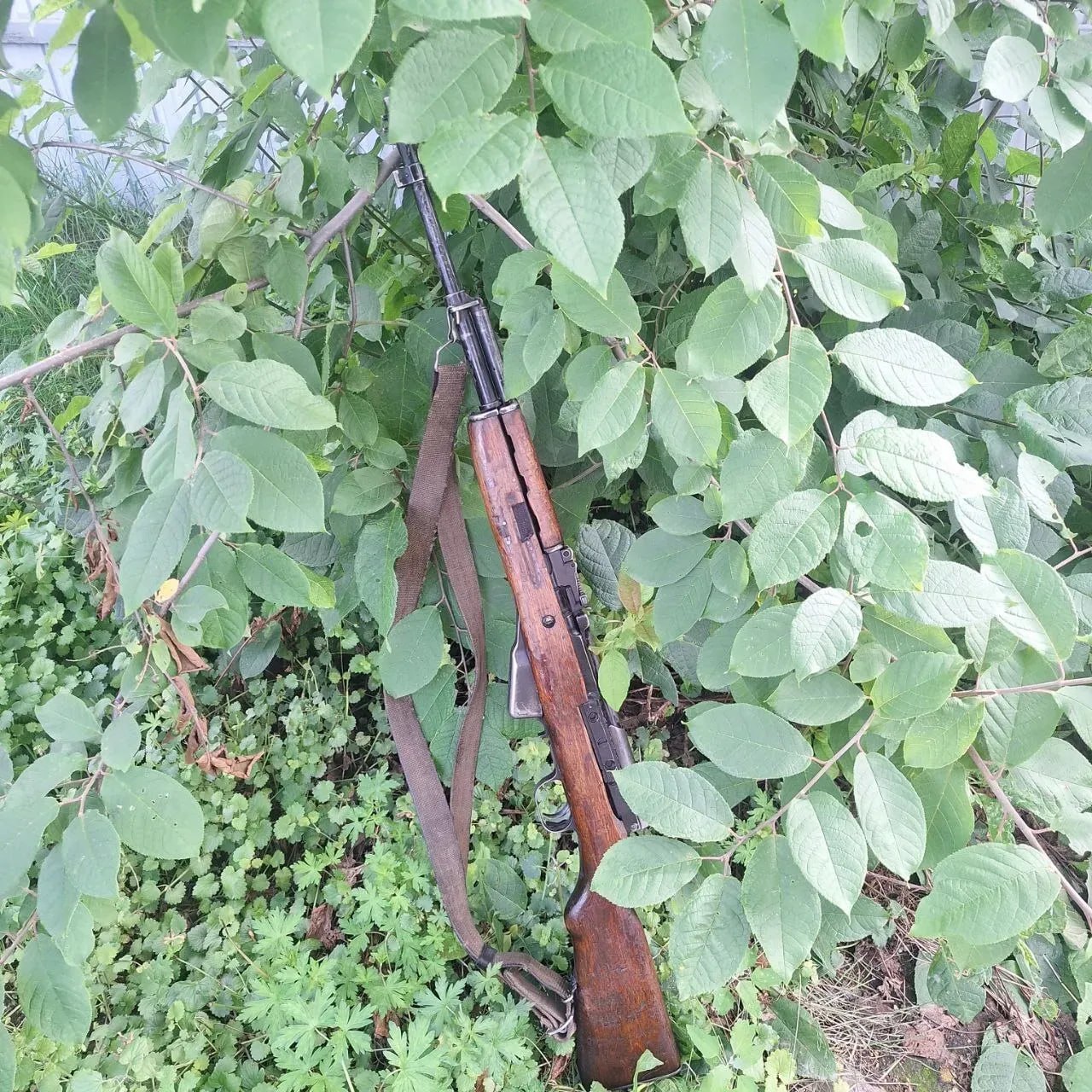Нарушители с оружием назвали себя рыбаками, однако наказания избежать не удалось Двоих амурчан с нелегальным оружием обнаружили инспекторы в охотугодьях Сковородинского округа. Как рассказали в пресс-службе управления по охране животного мира Амурской области, нарушение выявили в районе реки Урка. Инспекторы во время планового рейда заметили свежие следы автомобиля, ведущие вглубь лесного массива. Проехав по ним, сотрудники вскоре увидели автомобиль УАЗ, в котором находились двое жителей поселка Ерофей Павлович. Во время проверки инспекторы обнаружили в салоне заряженный карабин с патроном в патроннике. Разрешения на оружие у амурчан не было. Нарушители утверждали, что приехали на рыбалку, а карабин взяли для защиты. Однако она не смогли объяснить, откуда у них нелегальное оружие с нарезным стволом. В отношении амурчан составлены административные протоколы, карабин у них изъяли. ТЕЛЕПОРТ.РФ – здесь все об Амурской области Написать нам