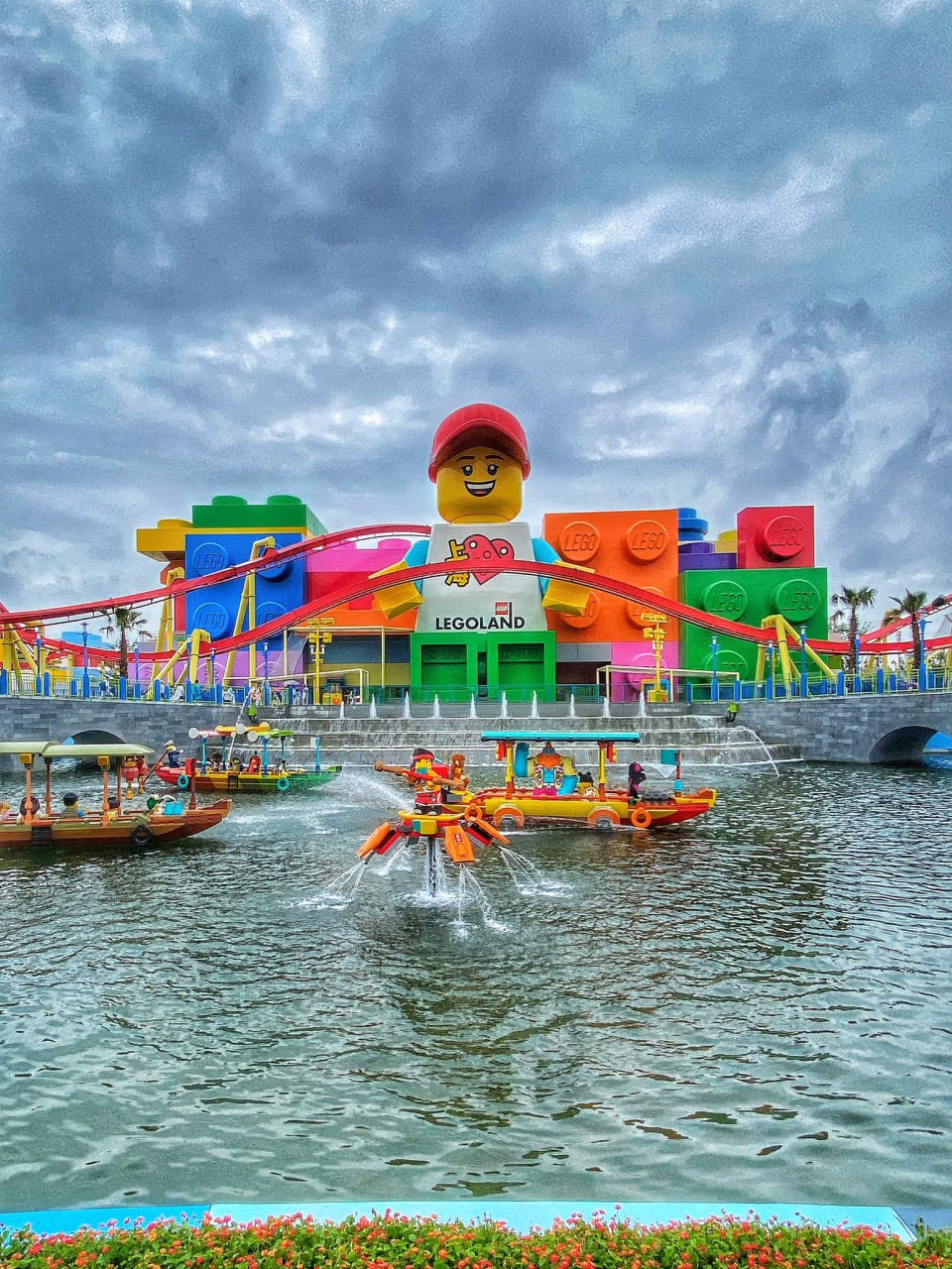 Огромный парк из Lego открылся в Шанхае. Это самый большой Legoland в мире — для него собрали несколько тысяч миниатюр из 85 млн деталей. Для развлечений сделали 8 тематических зон на 75 аттракционов. Там даже собрали копии двух районов Шанхая, на это понадобилось 168 тыс. часов. Парк уже работает в тестовом режиме. Официальный запуск — 5 июля. Билеты будут стоить по ¥319-519 ₽3500–6500 .