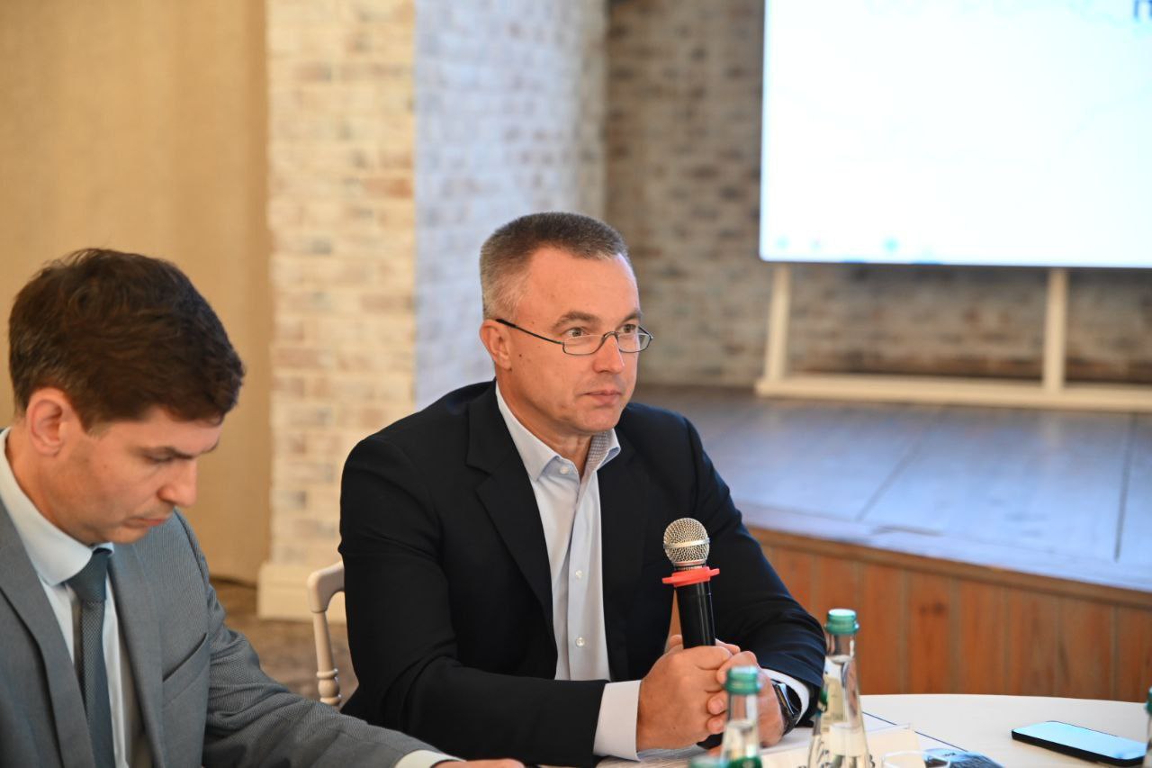 Участники "делового" трека ознакомились с презентацией торгово-промышленного потенциала Владимирской области Сегодня в Суздале с приветственным словом к участникам Автопробега выступил заместитель Губернатора Владимирской области Сергей Волков. О роли Торгово-промышленной палаты в реализации сотрудничества со странами БРИКС рассказал Президент ТПП Владимирской области Иван Аксенов. Кроме того, в рамках презентации региона состоялся показ презентационного фильма о Владимирской области и выступления представителей местного делового сообщества.