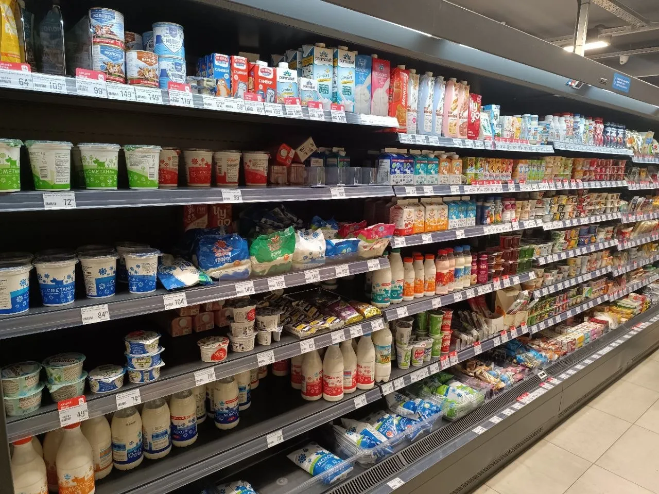 Чиновница из Богучанского округа попалась на краже продуктов из супермаркета Как передает тг канал Запад24 в начале апреля охрана супермаркета задержала женщину заподозрив ее в краже Местные жители узнали в ней чиновницу администрации Богучанского округа Руководство магазина три месяца назад заподозрило ее в краже продуктов В Росгвардии ПМ сообщили что действительно выезжали на вызов в магазин и задержали женщину Работники магазина заявили что на кассе она пробила некоторые товары а часть нет Глава Богучанского округа Алексей Медведев в своих соцсетях заявил что никаких данных от силовиков в администрацию не поступало По его словам если вина чиновницы будет доказана то ей незамедлительно предложат уволиться Проспект Мира в МАХ