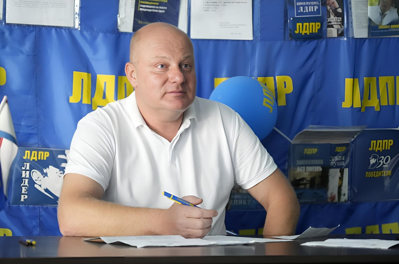 ЛДПР предлагает обязать компании оставлять часть улова в регионах добычи Лидер ЛДПР Леонид Слуцкий выступил с инициативой законодательно закрепить обязанность рыбопромышленных компаний реализовывать долю улова в регионах добычи Цель обеспечить доступность рыбы для жителей прибрежных территорий где цены на неё часто необоснованно высоки Депутат Керченского горсовета Александр Захарчук отметил актуальность предложения Для нашего города героя это вопрос социальной справедливости Закрепление части улова за регионом может сделать качественную рыбу доступнее для керчан укрепив продовольственную безопасность При этом Захарчук подчеркнул необходимость взвешенного подхода Важно ввести разумные квоты и поэтапные сроки развивая логистику и переработку чтобы поддержка населения не навредила экономике отрасли Предложение ЛДПР стало практическим откликом на вопросы поднятые гражданами в ходе прямой линии с Президентом прямая линия Путин ЛДПР