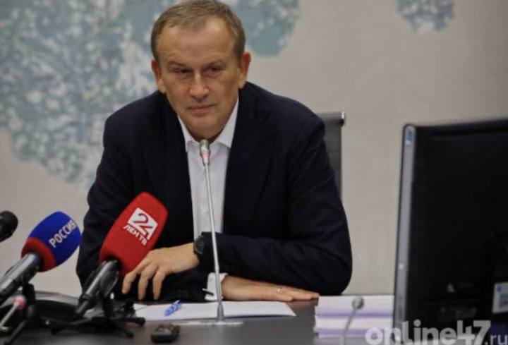 Александр Дрозденко проведет прямую телефонную линию с жителями Ленобласти 17 ноября В понедельник 17 ноября губернатор Ленинградской области Александр Дрозденко проведёт прямую телефонную линию с жителями региона Общение продлится один час с 16 00 до 17 00 Свои вопросы главе региона можно будет задать позвонив по номеру 006 со стационарных телефонов в 47 м регионе звонок бесплатный или по телефону 7 81361 315 01 Традиционно трансляция общения губернатора с гражданами будет доступна в эфире телеканала lentv24 По видеоконференцсвязи к трансляции будут подключены главы администраций муниципальных образований области   Online47 Всё о Ленобласти и не только Мы в MAX