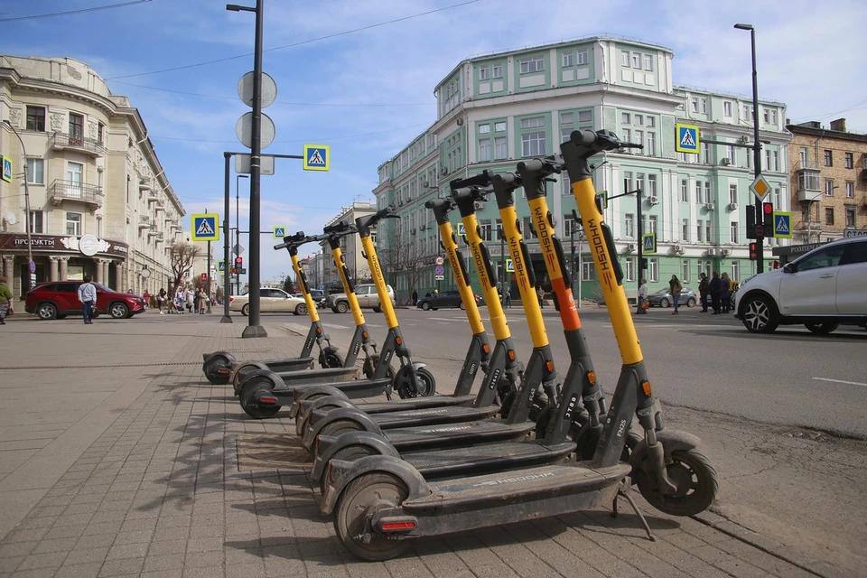 Электросамокаты в Красноярске получили права и обязанности прокуратура потребовала принятия правил использования средств индивидуальной мобильности По инициативе прокуратуры в городские правила благоустройства внесены важные изменения направленные на обеспечение безопасности всех участников дорожного движения В ходе проведенной проверки было установлено что только за 2024 г в краевом центре произошло свыше 1 тыс аварийных ситуаций с участием средств индивидуальной мобильности СИМ электросамокатов гироскутеров моноколес и электроскейтбордов При этом городские власти своевременно не установили четкие правила использования СИМ на тротуарах и проезжей части что создавало прямую угрозу жизни и здоровью горожан В марте этого года прокуратура внесла представление первому заместителю главы города и вчера городской Совет депутатов принял необходимые поправки По новым правилам Запрещено оставлять средства мобильности на пешеходных частях тротуаров создавая помехи для движения Ограничена скорость передвижения от 5 до 20 км ч в зависимости от зоны Закреплены права и обязанности пользователей СИМ Определены полномочия муниципалитета по контролю за соблюдением новых правил За их нарушение региональным законодательством предусмотрена административная ответственность Прокуратура поставила на контроль реализацию новых норм krpronws