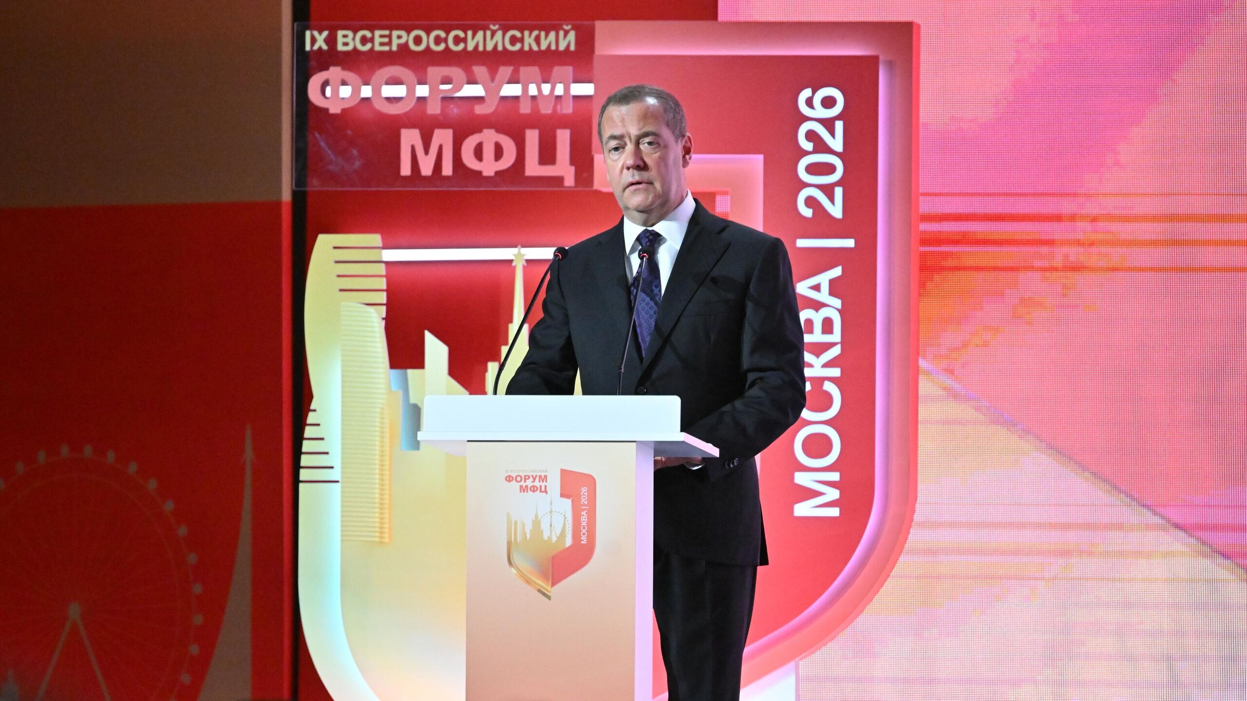 Цифровая трансформация в России продолжается поэтому система МФЦ так или иначе должна быть состыкована с искусственным интеллектом заявил заместитель председателя Совета безопасности РФ председатель партии Единая Россия Дмитрий Медведев Мы действительно живем в эпоху цифровой трансформации цифровая трансформация продолжается поэтому естественно и система МФЦ должна быть так или иначе состыкована с искусственным интеллектом при всех нюансах и понимании того что наверное в полной мере сейчас искусственный интеллект вряд ли заменит эту систему государственных отношений которая сформирована сказал Медведев выступая на всероссийском форуме МФЦ Он отметил что элементы искусственного интеллекта вполне могут сослужить добрую службу и при оказании госуслуг