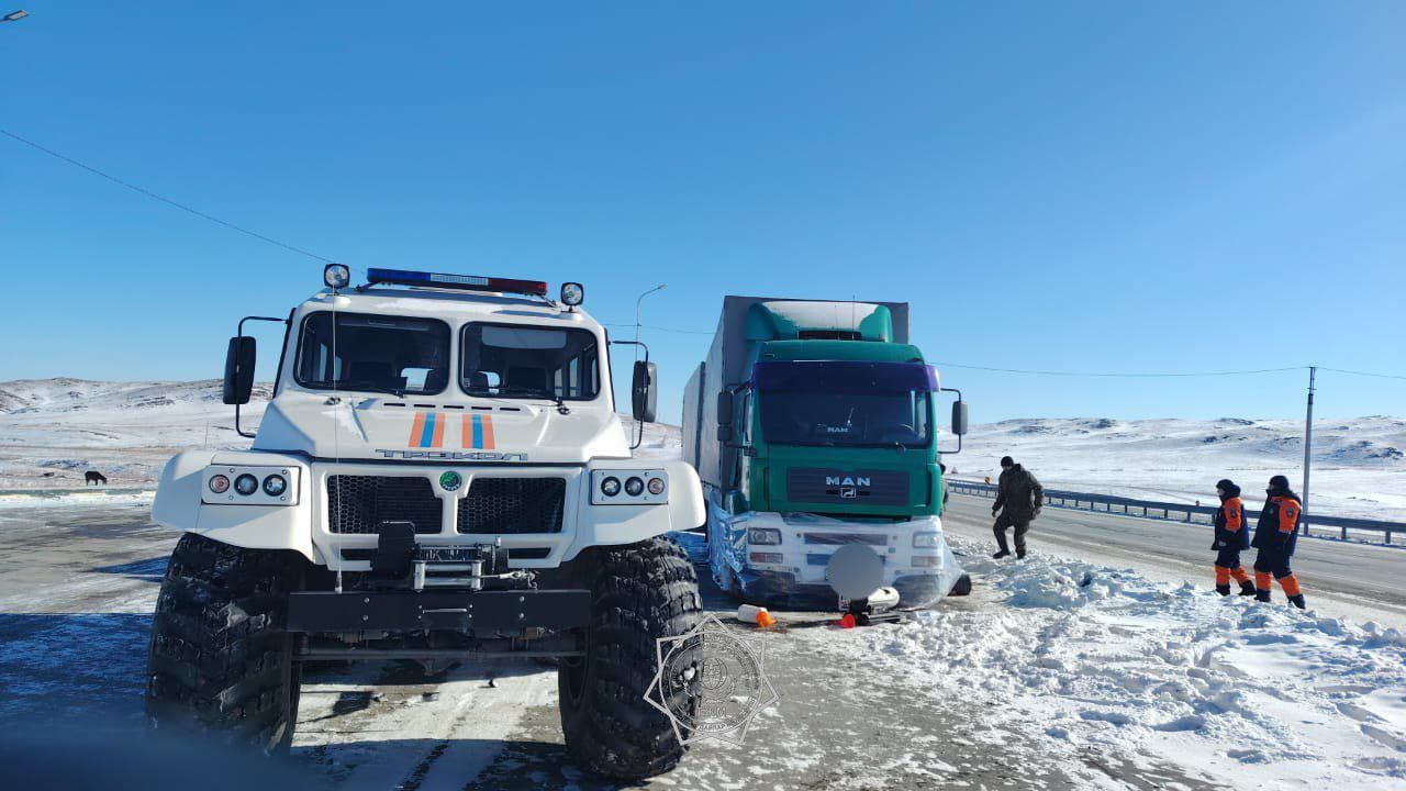 Замёрзло топливо: пять суток мёрз водитель большегруза на  Кордайском перевале  Водитель фуры застрял на Кордайском перевале в Жамбылской области из-за сильных морозов. Топливо в машине замёрзло, но он не оставил ее и пять суток пытался буквально выжить.   Пострадавшему доставили необходимую помощь, проверили его состояние здоровья и помогли восстановить работоспособность транспортного средства, - сообщает МЧС РК.  После благодарностей, водитель большегруза двинулся дальше в путь.  Видео/Фото: МЧС РК    /CentralMediaNews