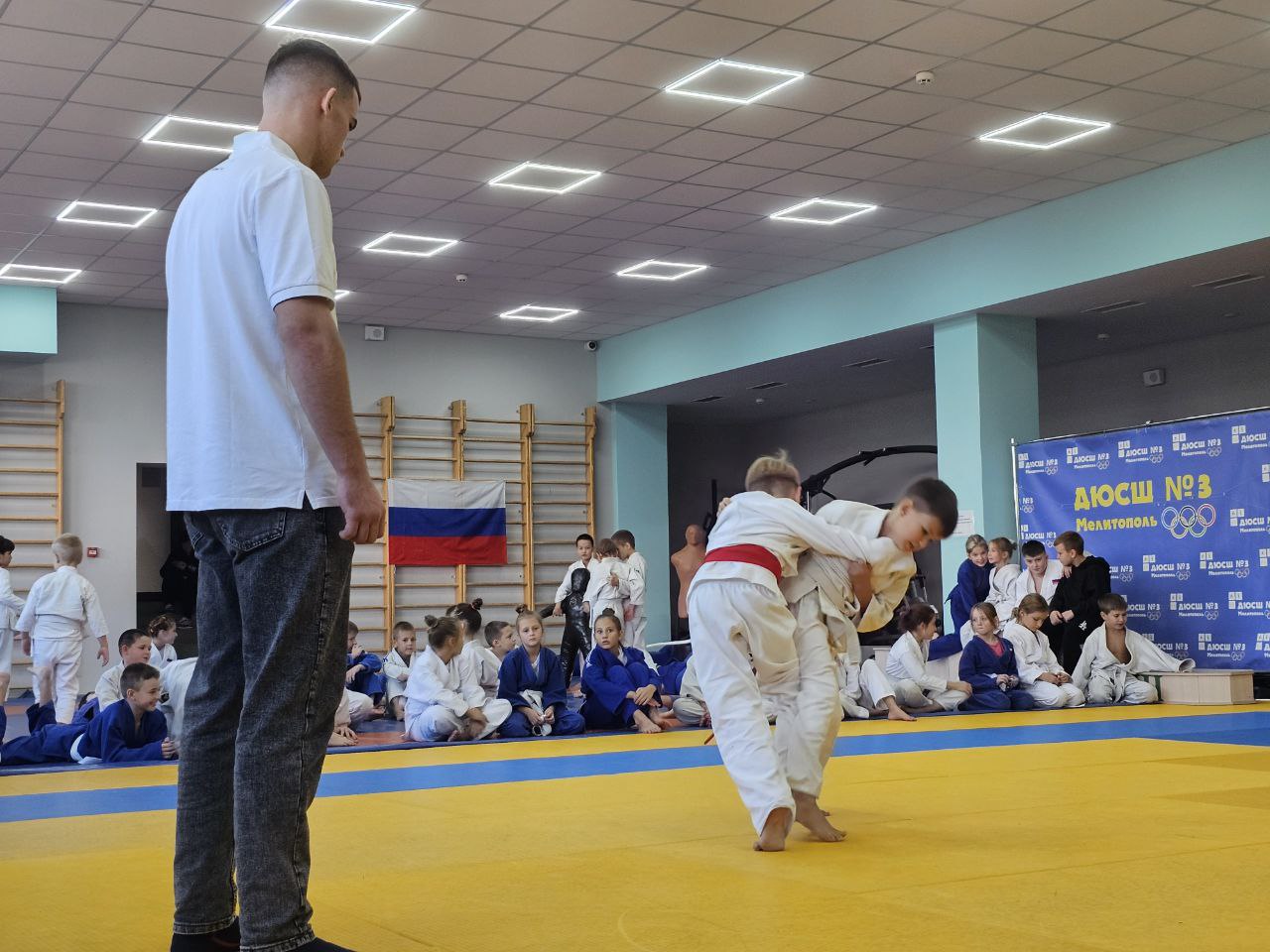 Прошло открытое первенство городского округа Мелитополь по дзюдо, посвящённое Всемирному дню дзюдо   В первенстве принимали участие спортсмены из Мелитополя, Бердянска, Геническа, Днепрорудного, а также Мариуполя.    В рамках соревнований, в честь Всемирного дня дзюдо тренерам-преподавателям вручили благородарности от Управления.   Мероприятие состоялось при поддержке МКУ "Управление культуры, спорта и молодежной политики" администрации городского округа Мелитополь.