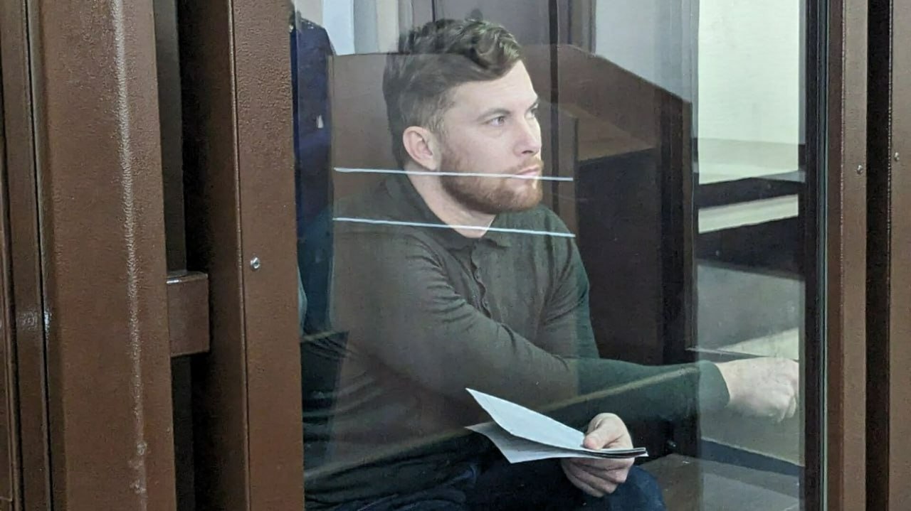 Бывший вице мэр Барнаула Шеломенцев назвал приговор незаконным и потребовал его отменить Бывший заместитель мэра Барнаула Антон Шеломенцев которого ранее приговорили к восьми с половиной годам колонии строгого режима по статье о мошенничестве не согласился с решением Центрального районного суда Он назвал свой приговор незаконным призвал его пересмотреть и вынести оправдательное решение Об этом экс чиновник заявил в Алтайском краевом суде где 4 сентября 2025 года начали рассматривать апелляцию по делу Он отметил что Сергей Щукин который значится в деле посредником в ходе следствия оговорил его и тем самым избежал более сурового наказания По словам бывшего вице мэра Барнаула суд установил что Щукин накануне своего увольнения подписал и выдал перевозчику Олегу Бесчастному первый взяткодатель свидетельства на пятилетнюю работу на маршрутах общественного транспорта Именно за эти свидетельства Бесчастный и заплатил Щукину две взятки настаивает подсудимый Подробнее в нашем материале Фото amic ru Антон Дегтярев