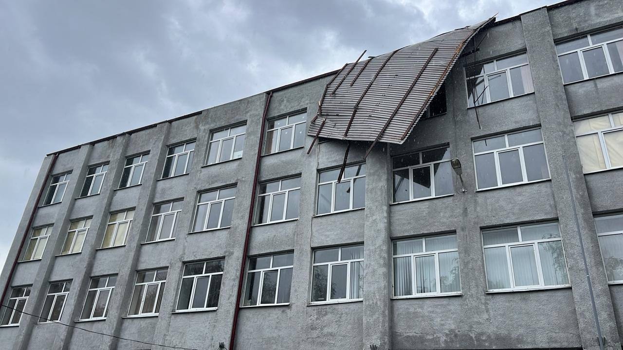 Ураганный ветер оставил населённые пункты Северной Осетии без света Сильный ветер сорвал часть кровли с крыши школы №6 в Беслане. Об этом сообщает министерство ЖКХ Северной Осетии. Стихия обрушила кровлю со здания образовательного учреждения, раскидав обломки по тротуару и прилегающей к школе дороге. По информации ведомства, ураганный ветер стал причиной временного отключения электроэнергии во Владикавказе, Беслане и посёлках Заводской и Архонка. Бригады энергетиков обещают восстановить подачу электроснабжения в течение ближайших двух часов. Электроэнергию отключили также в сёлах Майское, Чермен, Новое, частично Куртат, Сунжа Пригородного района. «ВКонтакте» и в «Одноклассниках», чтобы быть в курсе самых интересных новостей Кавказа. -канал АиФ – Северный Кавказ