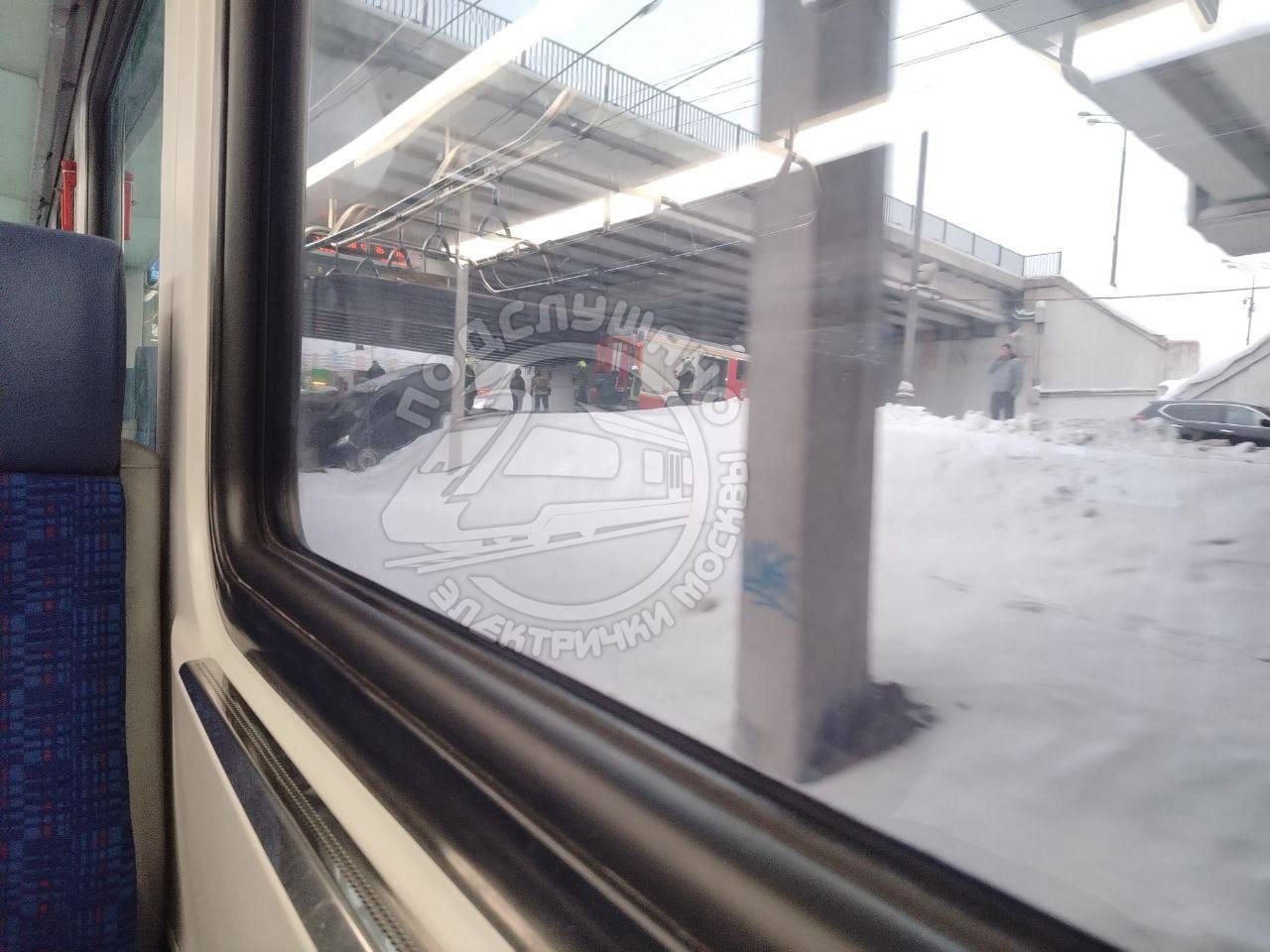 Утренний сбой на МЦД 2 был вызван появлением автомобиля рядом с путями на Трикотажной Сегодня утром сообщалось о сбое в движении поездов Рижского направления между Красным Балтийцем и Павшино Причиной задержки стал выезд автомобиля Nissan с дороги в сторону ж д путей На сами пути машина не попала но оказалась в габарите первого пути что сделало невозможным движение по нему В настоящий момент автомобиль убрали движение поездов восстанавливается Подписаться на канал Telegram MAX