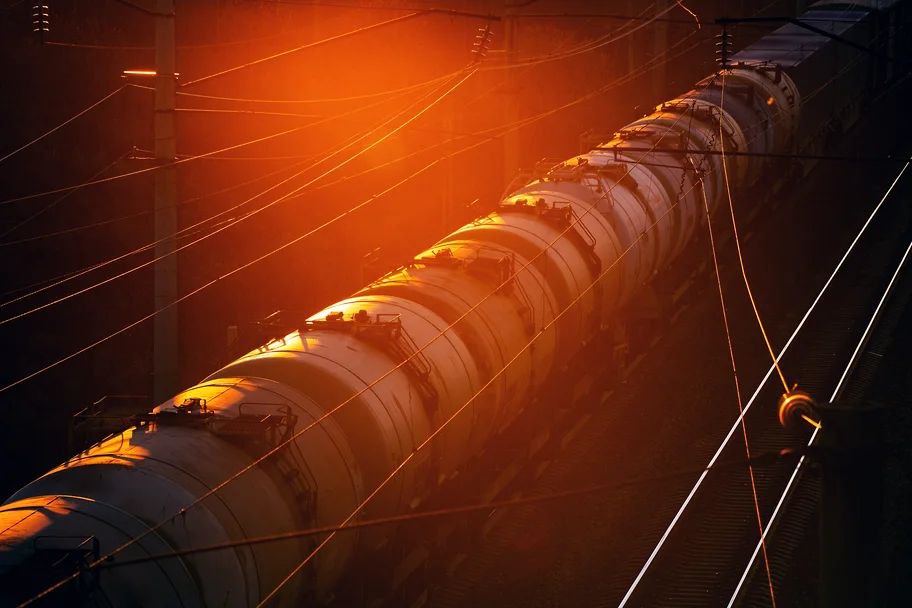 У бензина выдыхается логистика перевозка нефтепродуктов из России подорожала почти на треть за неделю Перевозка светлых нефтепродуктов из российских портов подорожала 26 января 1 февраля на 24 33 к предыдущей неделе сообщает Коммерсант со ссылкой на обзор Центра ценовых индексов ЦЦИ Наиболее выраженный рост фиксировался на транспортировку из Балтики в Латинскую Америку на 32 7 до 112 за тонну Отгрузки в Западную Африку подорожали на 28 9 до 89 за тонну в Турцию на 28 2 до 83 за тонну Речь о перевозке малотоннажными судами класса Handysize дедвейтом 30 тыс тонн По словам участников рынка которые приводит ЦЦИ рост тарифов связан с удорожанием страховки для танкеров с российскими грузами и осложнением ледовой обстановки на Балтике Согласно обзору администрация портов Усть Луга Приморск и Санкт Петербург с 16 февраля а Высоцк и Выборг с 10 февраля усилит ледовые ограничения при достижении толщины льда 15 30 см Это считают аналитики закроет доступ для судов без ледового усиления и судов класса Ice1 На растущую стоимость транспортировки также повлияло сокращение доступного флота в Балтийском море Подписаться на PRO transport