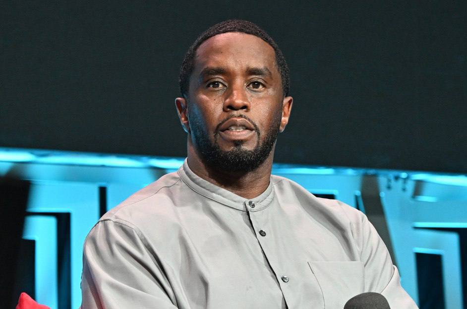 Прокурор:ки обвинили P. Diddy в попытках повлиять на свидетель:ниц по его делу  Американского музыкального продюсера Шона Комбса, известного как P. Diddy, подозревают в попытках сорвать ход судебного разбирательства. Эти утверждения изложены в новых судебных документах, опубликованных прокуратурой в пятницу, сообщает CNN.  Прокурор:ки утверждают, что Шон Комбс использовал телефоны как минимум восьми других заключенных, чтобы совершать звонки потенциальным свидетель:ницам по его делу.   По словам прокуроро:к, Комбс использовал неавторизованную стороннюю систему для отправки «сотен текстовых сообщений» десяткам лиц.  Прокурор:ки добавляют, что Комбс организовал кампании в социальных сетях, которые, по его собственным словам, направлены на то, чтобы «очернить» состав присяжных.  Обвинение подчеркивает, что P. Diddy организовал масштабную кампанию в социальных сетях также в честь своего дня рождения, которая, как утверждается, должна была повлиять на присяжных. В частности, его дети опубликовали видео, в котором они поздравляют отца, а один из сыновей, Джастин, выложил в соцсети ролик с их звонком Комбсу в тюрьму.  «Подсудимый продемонстрировал сверхъестественную способность заставлять других выполнять его приказы: сотрудни:ц и заключенных Metropolitan Detention Center, а также членов семьи», — заявили прокурор:ки.  C 16 сентября P. Diddy находится под арестом по обвинениям в торговле людьми в целях сексуализированной эксплуатации и других преступлениях. Он не признает свою вину.