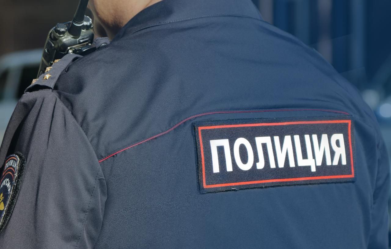 В Вилючинске раскрыт поджог автомобиля и повреждение колёс подозреваемый задержан Сотрудниками уголовного розыска и участковых уполномоченных полиции ОМВД России по ЗАТО Вилючинск раскрыт факт умышленного повреждения чужого имущества повлёкший значительный материальный ущерб В микрорайоне Центральный 28 января в ночное время неустановленное лицо подожгло автомобиль Toyota Hilux Surf припаркованный недалеко от жилого дома Кроме того злоумышленник порезал все четыре колеса транспортного средства По оценке собственника сумма причинённого ущерба составила 1 миллион рублей На место происшествия незамедлительно выехали следственно оперативная группа и эксперты В ходе осмотра были обнаружены и изъяты вещественные доказательства бутылка из под ацетона складной нож зажигалка а также предметы одежды Специалистами были взяты образцы для проведения генетической и дактилоскопической экспертиз Оперативная работа позволила в кратчайшие сроки установить личность подозреваемого Им оказался 48 летний житель Вилючинска ранее судимый за преступления связанные с незаконным оборотом наркотиков и причинением вреда здоровью Задержанный был доставлен в отдел полиции где дал признательные показания В отношении него избрана мера пресечения в виде подписки о невыезде и надлежащем поведении   По данному факту следствием ОМВД России по ЗАТО Вилючинск возбуждено уголовное дело по признакам преступления предусмотренного частью 2 статьи 167 Уголовного кодекса Российской Федерации Умышленное уничтожение или повреждение чужого имущества совершённые путём поджога и повлёкшие причинение значительного ущерба Расследование продолжается устанавливаются все обстоятельства и мотивы совершённого преступления Полиция Камчатки