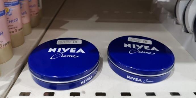 В Беларуси продлили запрет на ввоз Nivea  В Беларуси продлили запрет на ввоз и продажу на территории страны косметики и парфюмерии от группы компаний Beiersdorf  бренды Nivea, Eucerin, Labello, Skin stories и другие , легковых авто чешской марки Skoda, автомобильных масел и автохимии от производителя Liqui Moly. Об этом говорится в постановлении Совмина Беларуси №993 от 20 декабря.  Ограничения продлили на год — до 31 декабря 2025 года. Запрет на ввоз не касается продукции, которую ввозят для личного пользования.  Впервые запрет этих товаров ввели весной 2021 года — тогда Совмин принял постановление №240 от 23 апреля. Первый запрет ввоза в страну товаров групп компаний Liqui Moly, Škoda Auto и Beiersdorf был на полгода, потом действие документа продлевали, сейчас снова продлили.