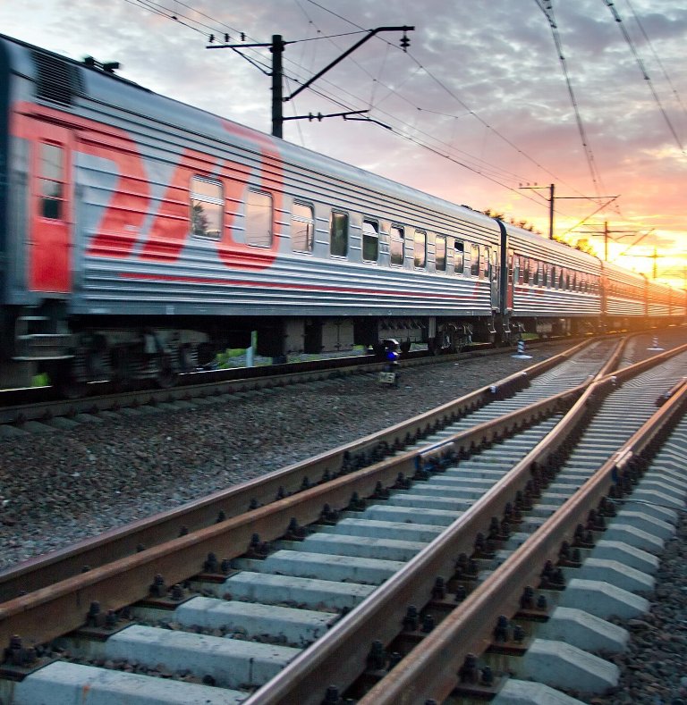 Владивостокскими транспортными полицейскими проводится проверка по факту железнодорожного травмирования пешехода В прошедшие выходные в дежурную часть ЛОП на станции Угольная поступило сообщение от машиниста локомотива о применении экстренного торможения во избежание наезда на пешехода в районе станции Угольная Несмотря на оперативные действия машиниста и предпринятое экстренное торможение столкновения избежать не получилось В результате инцидента был травмирован мужчина 1993 года рождения При выяснении обстоятельств произошедшего установлено что гражданин находился в состоянии алкогольного опьянения и осуществлял переход железнодорожных путей в неустановленном месте не убедившись в отсутствии приближающегося поезда Пострадавший госпитализирован в реанимационное отделение медицинского учреждения Дальневосточная полиция подписаться