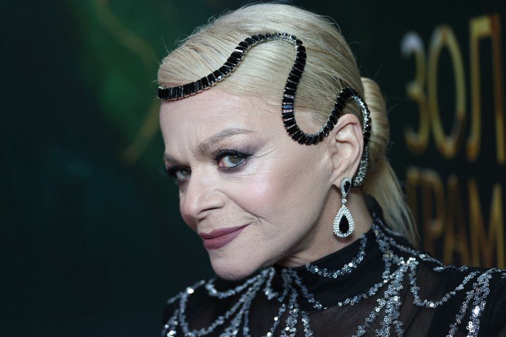 За Лурье вступилась международная ассоциация юристов В деле продажи квартиры Долиной юристы обнаружили грубую процессуальную ошибку в судебных решениях Эксперты считают незаконной ситуацию при которой недвижимость вернули продавцу но не обязали вернуть полученные за нее деньги По их мнению это нарушает базовые принципы права а закон на стороне Лурье Теперь спорный вопрос предстоит рассмотреть гражданской коллегии Верховного суда России Подпишитесь на Абзац TG VK Дзен MAX Rutube