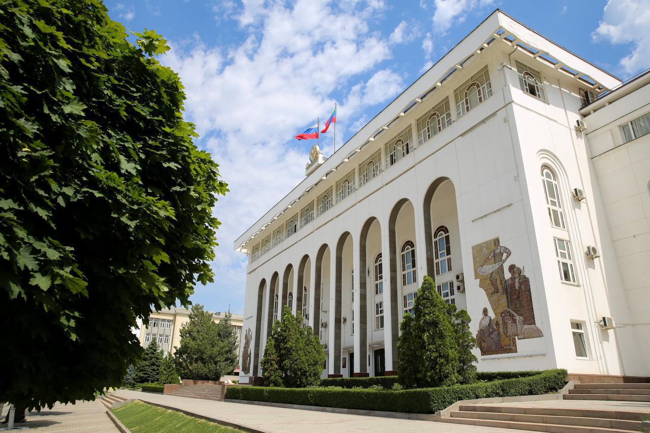Объём финансовой поддержки конкурса грантов главы Дагестана увеличился в 2,5 раза.  В этом году авторы социальных проектов получат рекордные 103 миллиона рублей, в прошлом году сумма поддержки составляла 39 млн рублей.    Часть средств — 38,8 миллиона рублей — уже получили победители первого этапа конкурса на реализацию 29 важных проектов. Сейчас завершается второй этап с бюджетом 64 миллиона рублей.   Оператором конкурса выступает Центр поддержки гражданских инициатив Дагестана. Он был создан по инициативе Сергея Меликова в 2023 году.    Растёт и федеральная поддержка конкурса: если в 2024 году софинансирование из федерального бюджета составляло 13,3 миллиона рублей, то в этом году — 24,8 миллиона.  Среди проектов-победителей грантового конкурса:    Программы реабилитации и освоения новых профессий для особенных детей;   Интерактивный кабинет музыкального фольклора народов Дагестана;     Мастерская туризма;    Республиканский турнир по баскетболу 3×3;    «Школа самостоятельности» для незрячих школьников;    Проект по возрождению искусства канатоходства;   Благотворительный забег «Спорт для всех» с участием 400 человек;   Проект «Жемчужины Дагестанского фольклора» — книга сказок народов Дагестана на 7 национальных языках;  и многие другие.