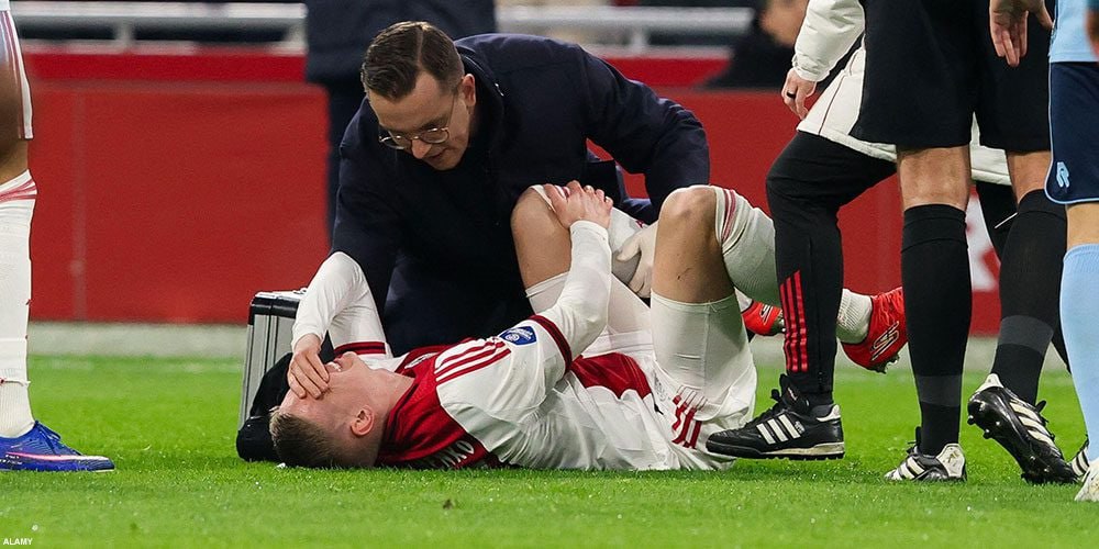 Александр Зинченко выбыл на 6 7 месяцев из за серьезной травмы колена официальный сайт Аякса Украинский защитник получил повреждение в дебютном матче за амстердамский клуб и вернется на поле не раньше августа 2026 а сейчас его ждёт операция   Подпишись на Евро футбол в MAX