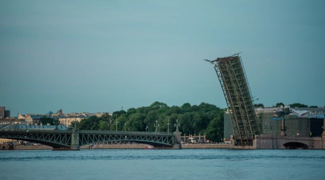Ремонт Троицкого моста планируется закончить в пик сезона "белых ночей" Завершение реставрационных работ на Троицком мосту ожидается к 10 июня. Это на четыре месяца опережает ранее установленный график. Как сообщили 2 мая в пресс-службе Смольного, на Троицком мосту, имеющем историческую и культурную ценность, продолжается реконструкция. С помощью оптимизации процессов и эффективному управлению, мост будет восстановлен и открыт для использования значительно раньше. После окончания работ по замене дорожного покрытия на левой полосе на переправе в мае возобновляется движение наземного транспорта. На правой полосе дорожники приступили к демонтажу устаревшего слоя асфальта. "Благодаря четкому планированию работ и их согласованию с организацией движения ремонт будет завершен на четыре месяца раньше срока – к 10 июня, в самый пик сезона "белых ночей"", – отметил губернатор Северной столицы Александр Беглов.