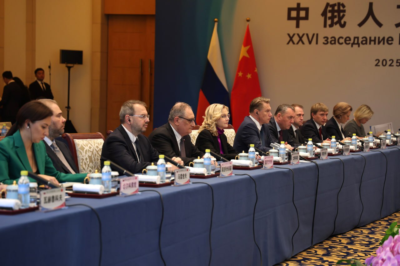 Татьяна Голикова провела 26 е заседание Российско китайской комиссии по гуманитарному сотрудничеству В Пекине под председательством заместителя Председателя Правительства Российской Федерации Татьяны Голиковой и члена Государственного совета Китайской Народной Республики Шэнь Ицинь состоялось 26 е заседание Российско китайской комиссии по гуманитарному сотрудничеству Подходят к завершению Годы культуры России и Китая В текущем году лейтмотивом культурных акций стало празднование 80 летия Победы в Великой Отечественной войне и в Войне сопротивления китайского народа японской агрессии В настоящий момент российской стороной реализовано более 170 мероприятий Одним из ярких событий стала масштабная выставка шедевров Ильи Репина в Национальном музее Китая подчеркнула Татьяна Голикова Торжественная церемония закрытия Годов культуры России Китая запланирована на ноябрь Между Россией и Китаем продолжается активное сотрудничество в области высшего образования Количество китайских студентов обучающихся в России по программам высшего образования превысило 56 тыс человек В то же время в ведущих вузах Китая проходят обучение более 20 тыс россиян Активно расширяется межвузовское сотрудничество в том числе в сфере создания совместных российско китайских университетов и институтов Флагманом здесь выступает совместный российско китайский университет в Шэньчжэне В нем открыто 10 факультетов на которых обучается почти 5 тыс студентов Функционируют комплекс научно исследовательских и образовательных центров На 2026 год запланировано открытие университета МЭИ Хайнань Это событие полагаем станет одним из ключевых в рамках предстоящих Годов образования отметила вице премьер На днях в Чунцине состоится церемония запуска 35 го совместного образовательного учреждения на базе Дальневосточного федерального университета и Чунцинского университета почты и телекоммуникаций Этот проект предполагает программу двойных дипломов в области информационных технологий и вычислительной математики Неотъемлемым элементом российско китайских отношений остается сотрудничество в области здравоохранения Динамично развиваются такие важные направления кооперации как медицина катастроф надзор за обращением лекарственных средств борьба с инфекциями Одной из наиболее перспективных сфер двустороннего взаимодействия остается борьба с онкологическими заболеваниями За прошлый год ведущие онкологические центры России установили партнерства с шестью онкологическими учреждениями КНР Одновременно растет востребованность российского медицинского образования у граждан Китая Более 1 5 тыс китайских студентов проходят обучение в наших университетах  Ярким примером взаимовыгодного партнерства в области спорта являются Российско китайские зимние и летние молодежные игры С большим успехом в январе 2025 года в Южно Сахалинске состоялись IV Российско китайские зимние молодежные игры Ведется активная подготовка к Х Российско китайским летним молодежным играм запланированным к проведению в мае 2026 года Подробнее читайте на сайте Правительства Подписаться на Правительство России в MAX