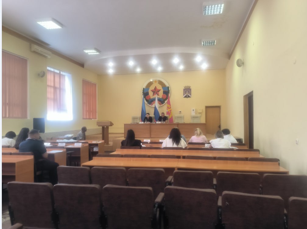 В Администрации Перевальского МО состоялось заседание комиссии по делам несовершеннолетних и защите их прав муниципального образования Перевальский муниципальный округ Луганской Народной Республики На заседании была проведена подготовка к рассмотрению четырех дел об административных правонарушениях по ч 1 ст 5 35 КоАП РФ которые были приняты к рассмотрению Комиссией рассмотрены шесть дел об административных правонарушениях по ч 1 ст 5 35 КоАП РФ в отношении родителей законных представителей несовершеннолетних одно дело по ст 6 1 1 КоАП РФ по результатам рассмотрения которых приняты постановления о назначении административного наказания в виде штрафа На заседании рассмотрен вопрос согласно плану работы комиссии на 2025 год о работе с семьями находящимися в социально опасном положении Также были рассмотрены письма поступившие в комиссию по делам несовершеннолетних и защите их прав из ОМВД России Перевальский и Министерства образования ЛНР Подробнее в ВК