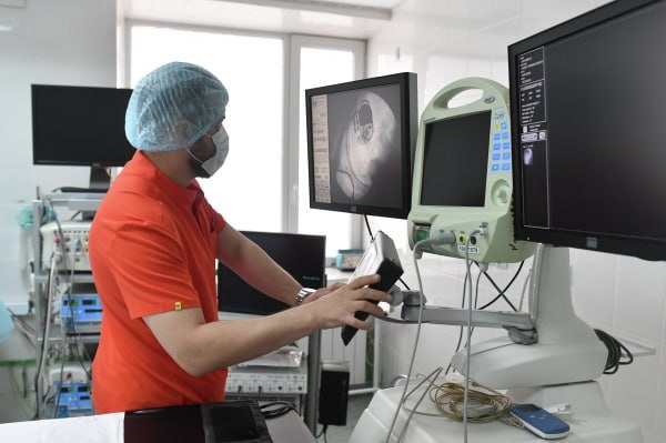 В Госдуме предложили поддержать денежными сертификатами молодых врачей Федеральная программа предусматривает выдачу финансового документа на сумму 2 млн рублей С инициативой выступили депутаты фракции Справедливая Россия Обращение направлено министру здравоохранения Михаилу Мурашко Парламентарии предлагают ввести программу Целевой врачебный сертификат для выпускников медицинских вузов сроком на четыре года Согласно инициативе воспользоваться документом можно будет только после трудоустройства в медучреждения включённые в перечень Минздрава В приоритете отдалённые регионы сельские территории и малые города Средства предполагается выплачивать ежемесячно в виде доплаты к заработной плате на протяжении четырёх лет Мера поможет решить проблему острого кадрового дефицита Подписаться на Говорит Москва Telegram VK MAX