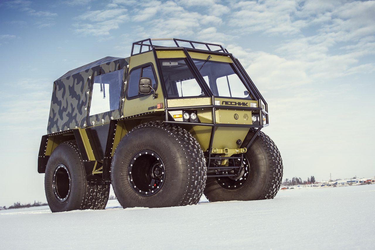 Отмена прав машиниста тракториста продолжается Как вы помните в 2023 году всем водителям с обычными правами категорий А B С и D разрешили управлять квадроциклами и снегоходами самоходными машинами категории АI без дополнительного удостоверения машиниста тракториста Причем для водителей с категорией А мотоцикл и В1 без ограничительной отметки AS выдается сейчас всем у кого обычная В на легковушку для езды на квадрике не нужен договор аренды и обязательное прохождение инструктажа С категориями С и D они нужны Многие опасались что такие нововведения опасны люди не умеющие управлять квадроциклами будут выезжать на дороги и устраивать ДТП Прошло 2 года и где рост аварийности Конечно же нет его Поэтому теперь следующий шаг по аналогии разрешить управлять самоходными машинами категории АII Это же логично По сути это обычные транспортные средства с автомобильной посадкой вездеходы снегоболотоходы и багги Скорость у них невысокая габариты до 3 5 тонн и до 8 посадочных мест не считая водителя Напомню что такое категория В легковой автомобиль ТС разрешенная максимальная масса которых не превышает 3 5 тонн и число сидячих мест которых помимо сиденья водителя не превышает 8 Фактически категория В и АII это одно и тоже Абсолютно логично их объединить Соответствующие законопроект уже одобрен Правительством а значит его 99 примут в скором времени