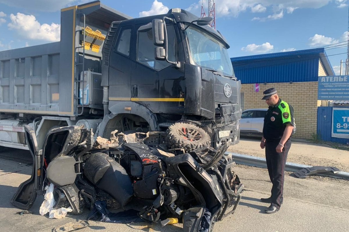 В поселке Косулино под Екатеринбургом водитель грузовика не уступил дорогу мужчине на снегоболотоходе и на полной скорости врезался в него Смертельное ДТП случилось сегодня Госавтоинспекция призывает водителей соблюдать требования ПДД, быть внимательными и учитывать приоритет движения, особенно на перекрестках Фото: ГАИ Свердловской области «Уральский меридиан»