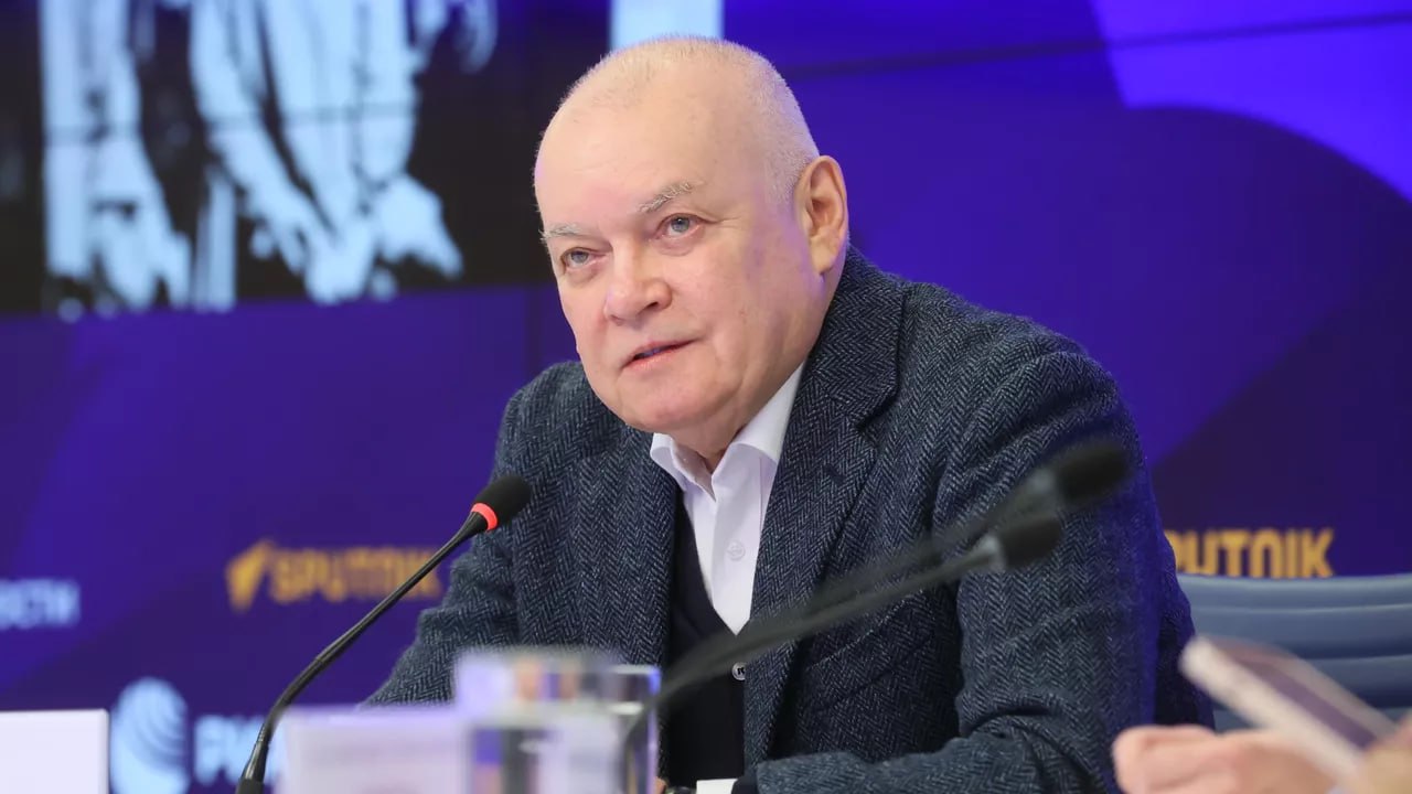 АРЕСТЫ В БАКУ КИСЕЛЕВ ПРИЗВАЛ ОСВОБОДИТЬ АРЕСТОВАННЫХ ЖУРНАЛИСТОВ SPUTNIK АЗЕРБАЙДЖАН Гендиректор медиагруппы "Россия сегодня" Дмитрий Киселев в комментарии призвал Баку освободить безосновательно арестованных журналистов Sputnik Азербайджан. "Те, кто сознательно предприняли этот шаг, прекрасно понимали, что при отсутствии каких-либо объективных претензий к работе журналистов он неизбежно приведет к осложнению межгосударственных отношений между Россией и Азербайджаном. Сейчас, как представляется, можно спокойно освободить Игоря Картавых и Евгения Белоусова из неволи и сделать таким образом заметный шаг к восстановлению отношений наших стран. Согласен и с тем, что движение к этому восстановлению необходимо с обеих сторон", — сказал Киселев. Киселев добавил, что журналисты Sputnik Азербайджан, граждане России, по безосновательным обвинениям находятся за решеткой в Азербайджане ровно месяц. Он напомнил, что редакционная политика всей медиагруппы, включая подразделение Sputnik, всегда была направлена на "укрепление дружеских и союзнических связей со странами нашего присутствия". Фото: РИА Новости / Виталий Белоусов #аврорамедиа_россия Telegram-экосистема АВРОРА МЕДИА МЕДИА НОВОСТИ РЕГИОН ЛАЙФ СПОРТ ГЕРЛЗ ХАЙТЕК ПЕРСОНЫ ИНСАЙД КРИМИНАЛ МОЛОДОСТЬ LIVE АВРОРА МЕДИА YOUTUBE RUTUBE