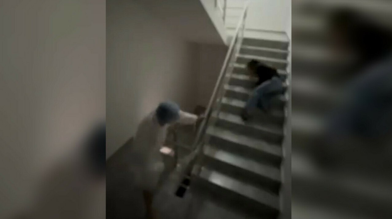 В Астане мужчину арестовали за пранк с девушкой В Астане 26 летнего мужчину арестовали на 10 суток за пранк Он в страшном костюме напугал девушку в подъезде и выложил видео в соцсети передает ArbatMedia Мужчина переоделся в пугающий костюм и решил разыграть девушку Он повесил на лифт табличку Не работает Девушка пошла по лестнице а пранкер встретил её там и сильно напугал Видео розыгрыша он опубликовал в социальных сетях Запись заметили сотрудники полиции во время мониторинга Мужчину задержали и доставили в отделение Суд признал его виновным в мелком хулиганстве и назначил 10 суток ареста В полиции подчеркнули что такие шутки могут нанести вред и представлять угрозу безопасности Прислать новость