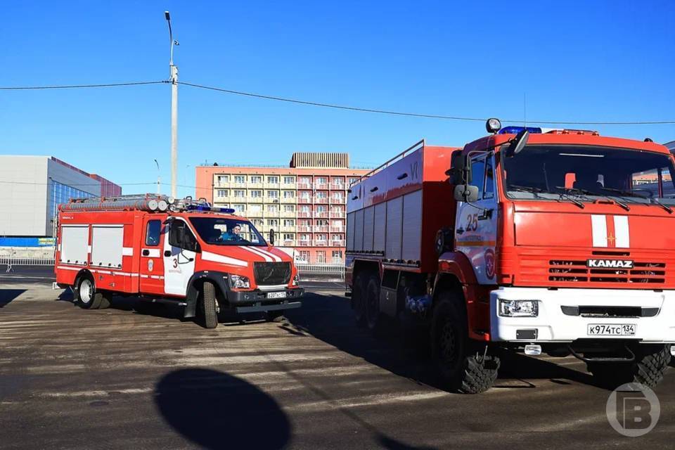В Волгограде потушили пожар на площади 600 квадратов  Погибших и пострадавших нет.  Накануне, 11 июля, в Дзержинском районе Волгограда произошел пожар. В здании цеха, на территории бывшего «Волгоградского моторного завода» горел мусор на площади 600 квадратных метров. Сообщение о возгорании поступило на пульт диспетчера пожарно-спасательной службы в 15:30. Пожарные подразделения 15-й пожарно-спасательной части ликвидировали горение в 21:05.  Погибших и пострадавших не обнаружено. Причины возгорания устанавливаются.