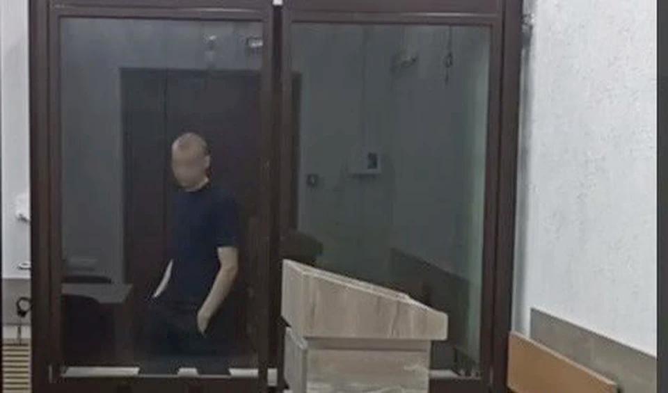 Верховный Суд ЛНР приговорил россиянина к 17 годам лишения свободы за госизмену Верховный Суд Луганской народной республики признал 21-летнего гражданина РФ Владислава Рогачова виновным в государственной измене по ст. 275 УК РФ, сообщила пресс-служба прокуратуры ЛНР. Установлено, что в июле 2023 года Рогачов собирал и передавал украинским спецслужбам через интернет-мессенджер сведения о дислокации подразделений ВС РФ, участвующих в специальной военной операции, за денежное вознаграждение. Суд приговорил Рогачова к 17 годам лишения свободы: первые три года он проведёт в тюрьме, остальной срок — в колонии строгого режима. Уголовное дело возбуждено и расследовано УФСБ России по ЛНР.