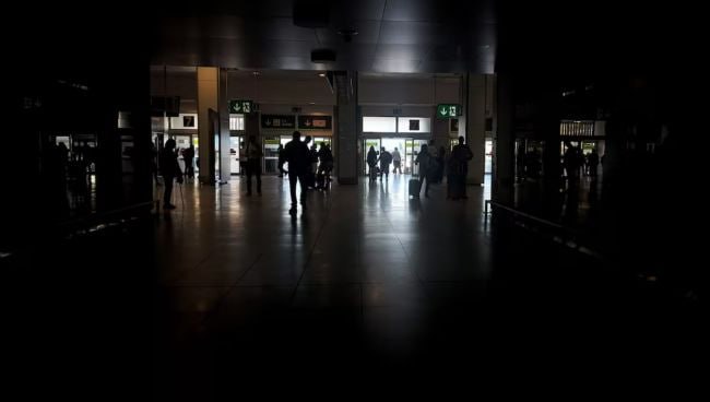 В школах тоже теперь экономят электроэнергию Теперь через 60 минут после окончания последнего урока электроснабжение должно быть отключено Час дается на то чтобы дети ушли а уборщицы успели закончить работу Без света останутся только классы и кабинеты Всё что обеспечивает безопасность и сохранность здания отопление сигнализация серверные продолжит работать как обычно В Минпросвещения уточнили уроки из за этого сокращать не будут Общежития тоже под ограничение не попадают там жизнь продолжается и после звонка СЕЙЧАС KG I   Прислать новость