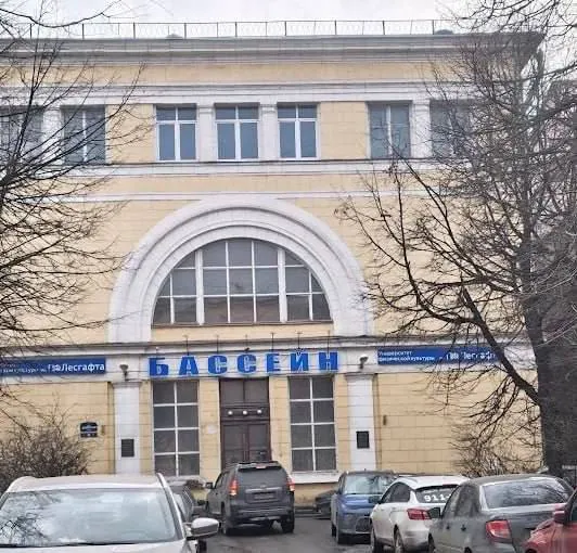 Выход из станции метро Театральная планируют построить в здании которое сейчас занимает бассейн Университета имени Лесгафта Предполагается что выход на месте бассейна заменит оба утверждённых ранее варианта и Дом быта и АЗС Эксперты считают это самым быстрым и бесконфликтным решением адмиралтейский РК center peterburga