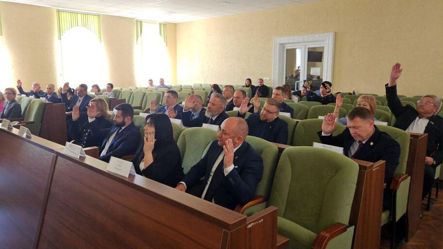 Региональный закон Об образовании примут в Херсонской области Власти Херсонской области ведут работу над принятием регионального закона Об образовании Об этом в интервью Херсонскому агентству новостей сообщила уполномоченный по правам ребенка в регионе Ирина Кравченко На повестке находится принятие регионального закона Об образовании который в полной мере откроет возможность деткам с ОВЗ получать образование заявила Кравченко Омбудсмен уточнила что право на образование для детей с ограниченными возможностями здоровья ОВЗ гарантировано федеральным законодательством Однако для полного обеспечения этих прав в условиях региона требуется урегулировать определенные нюансы на местном уровне что и призван сделать новый закон