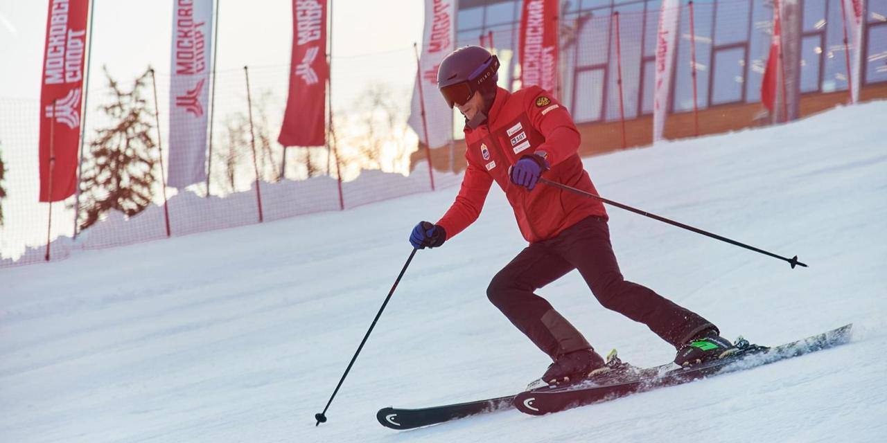 На Воробьевых горах стартовал горнолыжный сезон Гостей ждут тренировки с профессиональными инструкторами керлинг а также соревнования по сноуборду и фристайлу спортивный карнавал и зимние фестивали которые будут продолжаться всю зиму