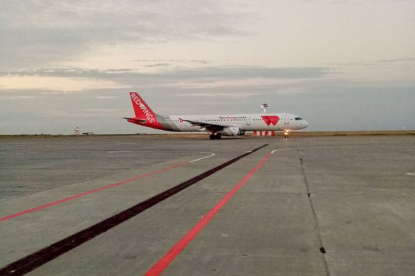 Суд признал незаконным требование таможни взыскать с Red Wings 580 млн рублей за ввоз двух Airbus  Арбитражный суд Москвы признал незаконными требования Центрального таможенного управления  ЦТУ  к авиакомпании Red Wings об уплате более 580 млн руб. за ввоз двух самолетов Airbus А320. Об этом сообщает "Интерфакс".  Как следует из материалов дела, речь идет об А320, приобретенных Red Wings по договору лизинга от мая 2017 года. При их ввозе на территорию РФ компания воспользовалась правом на освобождение от уплаты НДС и ввозной таможенной пошлины. Однако по итогам камеральной проверки, проведенной ЦТУ в мае 2024 – феврале 2025 года, таможенники пришли к выводу, что Red Wings не соблюдены цели и условия предоставления льгот. Для их сохранения компания должна была "предпринять своевременные меры для обеспечения полноценной эксплуатации воздушных судов" и их перерегистрации в российский реестр  тогда как те зарегистрированы в бермудском .  aviaru.net/n286478