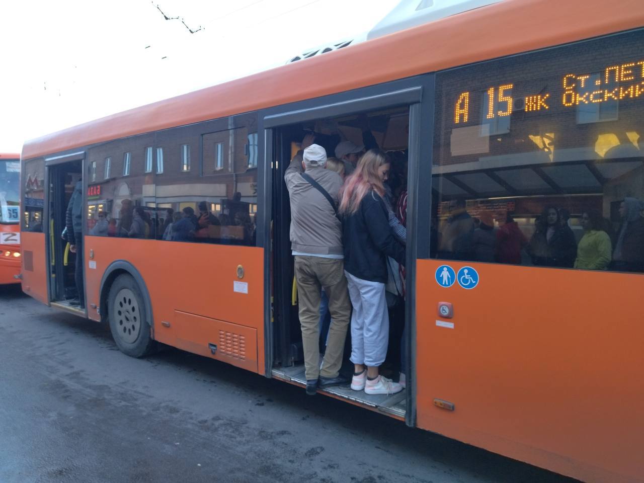 Работу общественного транспорта в Нижнем решили оптимизировать с помощью нейросети  Система будет анализировать число пассажиров на остановках, находить переполненные и оповещать об этом диспетчеров. Таким образом, диспетчерский центр сможет увеличить выпуск транспорта на маршрутах.  Программа разработана партнером Госкорпорации Ростех компанией NtechLab.  Как думаете, это поможет нашему транспорту?  Подпишись \ Предложи новость