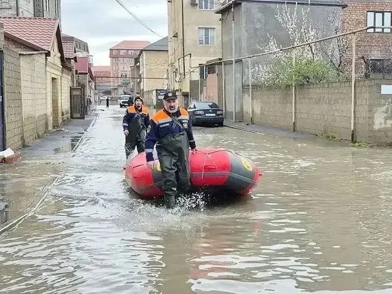 ИЗ СВЕЖЕГО НОМЕРА Рука помощи братской республике Наводнения накрывшие Дагестан стали самыми разрушительными за последние 100 лет Непрекращающиеся ливни которые начались 28 марта подтопили дороги улицы дворы и дома К сожалению есть потери среди жителей Пострадавшие находятся в пунктах временного пребывания больше всего они нуждаются в воде продуктах питания медикаментах средствах гигиены Северная Осетия отозвалась на беду соседей организовав доставку гуманитарной помощи для пострадавших Полномочный представитель Правительства Дагестана в РСО А и РЮО Магомед Шамилов выражает искреннюю благодарность руководству республики в лице главы Сергея Меняйло и народу за братскую помощь Подробнее в СО Подпишитесь на СО в МАХ