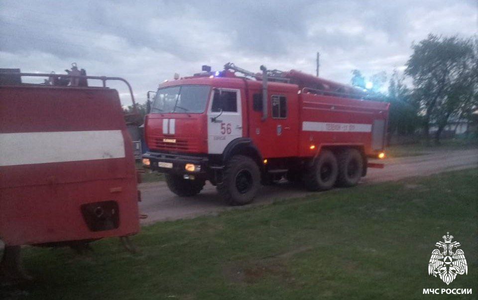 Автономный дымовой пожарный извещатель спас дом многодетной семьи от пожара 11 мая на пульт дежурного поступил сигнал от датчика автономного пожарного извещателя с GSM-модулем, установленного в доме многодетной семьи в селе Студеное Карасукского района. Первой на место прибыла местная добровольная пожарная команда. Из окна частного жилого дома шел дым. На момент пожара отец был на работе, а мать и трое детей находились на улице. За три минуты огнеборцы ликвидировали открытое горение. В результате происшествия огнем повреждены мебель, отделка стены и потолочное перекрытие в одной из комнат. Общая площадь пожара составила 6 квадратных метров. Никто не пострадал. Предварительная причина пожара - неисправность электророзетки. По оперативным данным, с начала года благодаря автономным пожарным извещателям в Новосибирской области спасены 30 человек, в том числе 17 детей.