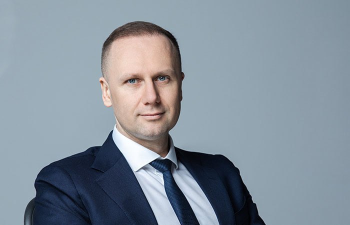 Банк ДОМ.PФ сместит фокус со стройки Замгендиректора ДОМ.PФ Максим Грицкевич на линии: В части проектного финансирования будем находиться на том тренде, который сейчас формируется, а дополнительные усилия по наращиванию бизнеса будем предпринимать в части корпоративно-инвестиционного бизнеса — это все наши направления, напрямую не связанные со строительством жилья инфраструктура, туризм, корпоративные клиенты и прочие направления . Это как раз согласуется с нашей стратегией диверсификации. Диверсификация отразилась на прибыли: за год она выросла на 45% до 42,3 млрд руб. Чистый процентный доход в прошлом году вырос почти на 35%. Комиссионный доход за первый квартал 2025 года увеличился уже почти в 3 раза год к году. Дата выхода на IPO госкорпорации ДОМ.PФ пока неизвестна. Однако, как сказал спикер, решение принято, указ президента есть, наблюдательный совет разрешил сменить организационно-правовую форму. Но еще предстоит пройти через целый ряд организационных шагов. Точную дату он не назвал. ™ ИЖС